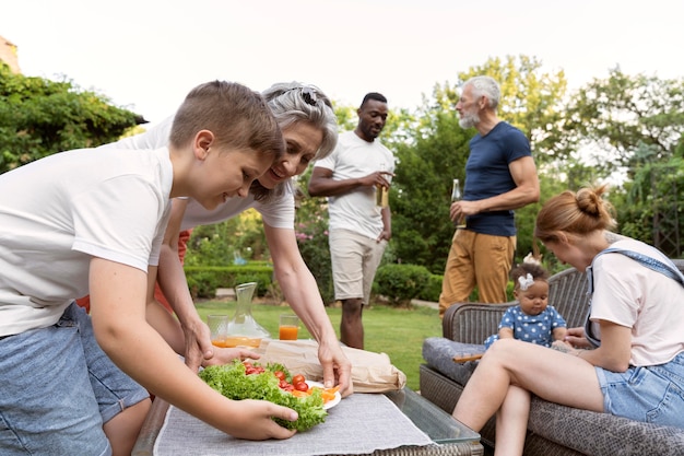 Mittleres Familientreffen mit Essen