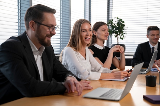 Mittleres Geschäftsteam arbeitet