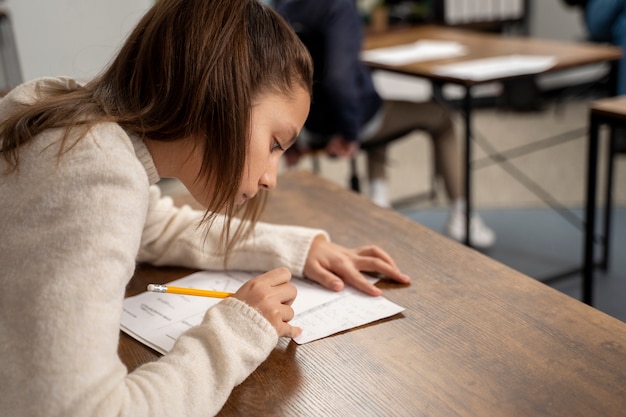 Mittleres Schusskind, das beim Schultest betrügt