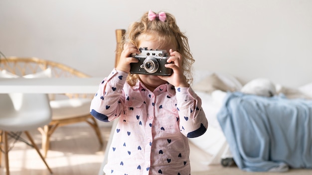 Mittleres Schussmädchen, das Fotos mit ihrer Kamera macht