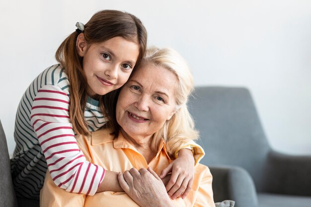 Mittleres Schussmädchen, das Frau umarmt