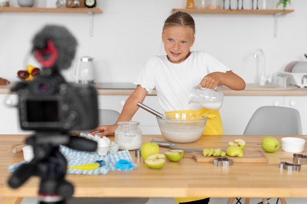 Mittleres Schussmädchen, das kocht