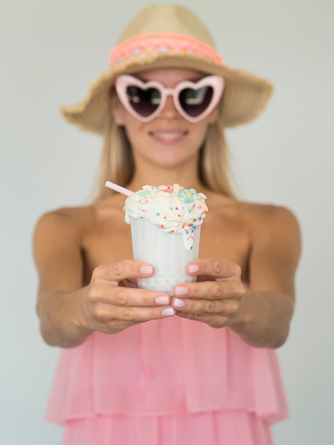 Mittleres Schussmädchen, das Milchshake hält