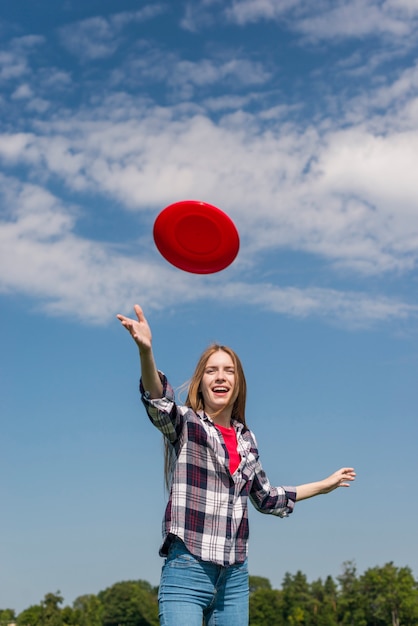 Mittleres Schussmädchen, das mit Frisbee spielt