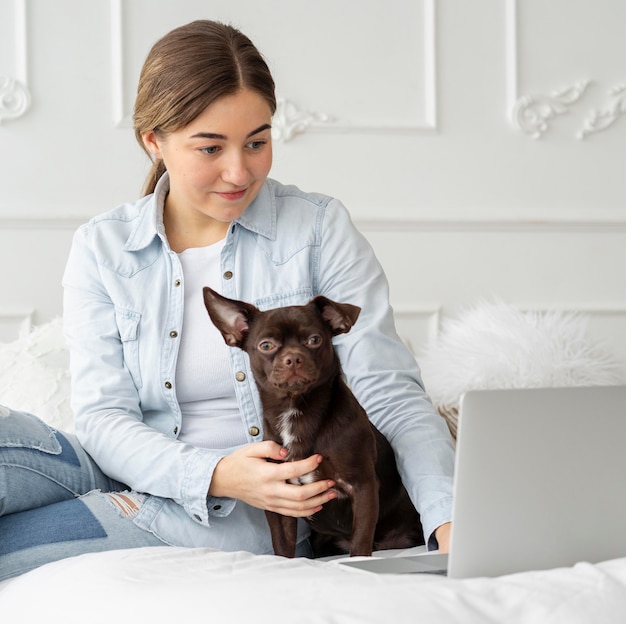 Mittleres Schussmädchen, das mit Hund arbeitet