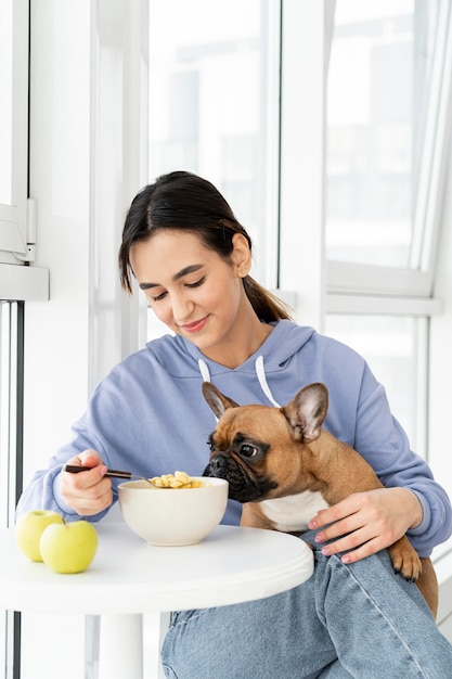 Mittleres Schussmädchen, das nahe Hund isst