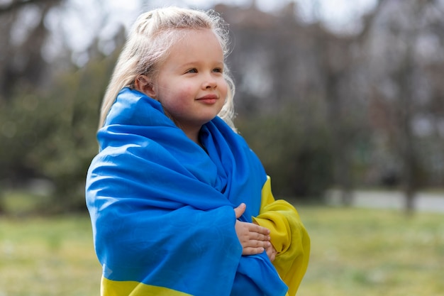 Mittleres schussmädchen, das ukrainische flagge trägt