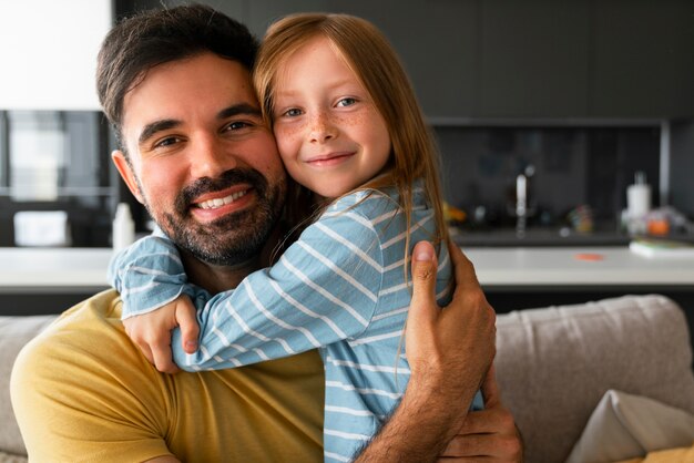 Mittleres Schussmädchen, das Vater umarmt