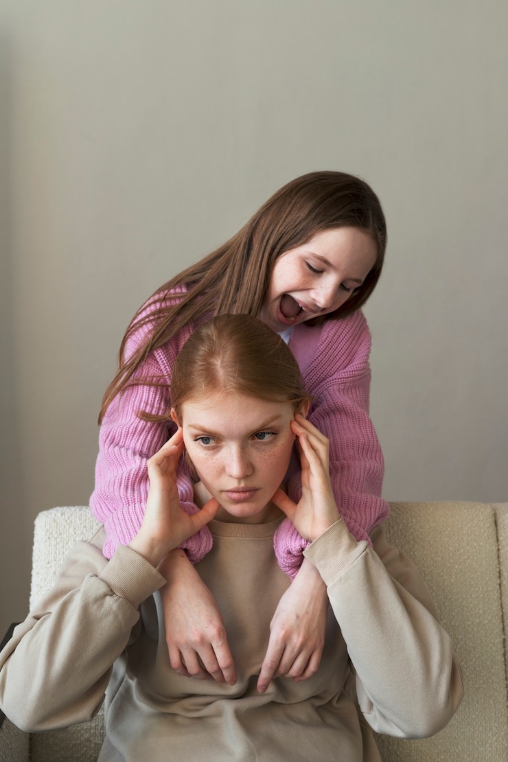 Kostenlose Foto mittleres schussmädchen mit adhd, das frau stört