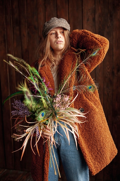 Kostenloses Foto mittleres schussmädchen mit der blumenaufstellung