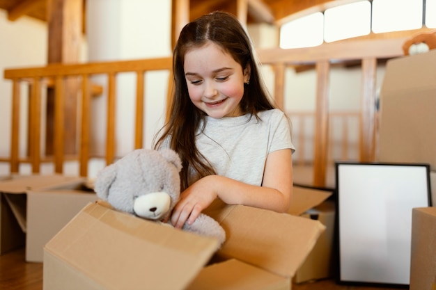 Kostenloses Foto mittleres schussmädchen mit spielzeug