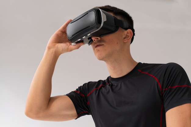 Mittleres Schussmanntraining mit vr-Brille auf