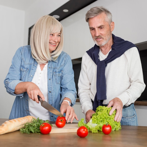 Mittleres Schusspaar, das zusammen kocht