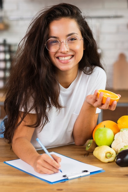 Mittleres Schusssmiley Brunette-Frauenschreiben