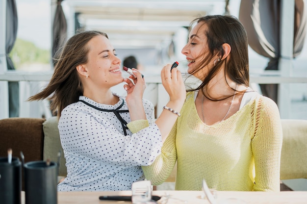 Mittleres Schusssmileymädchen mit Lippenstiften