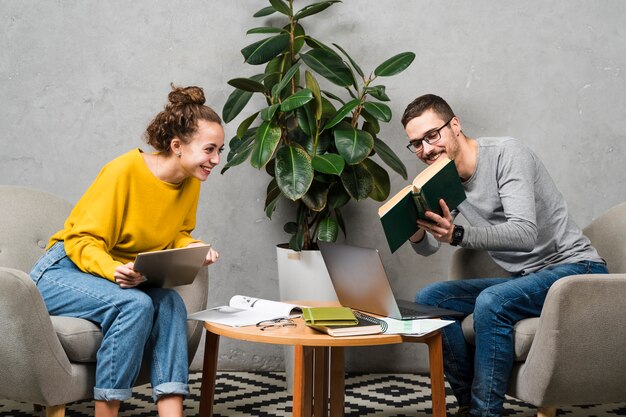 Mittleres Schusssmileymädchen und -junge mit Buch