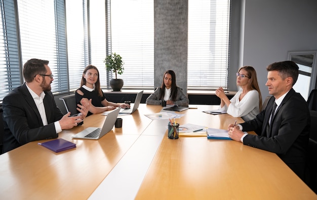 Mittleres Schussteam, das am Tisch sitzt