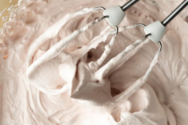 Mixer und leckere rosa Creme