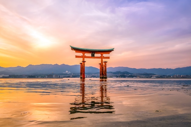 Miyajima, das berühmte schwimmende torii-tor in japan.