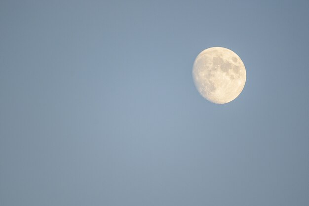 Mmoon steigt in den Himmel