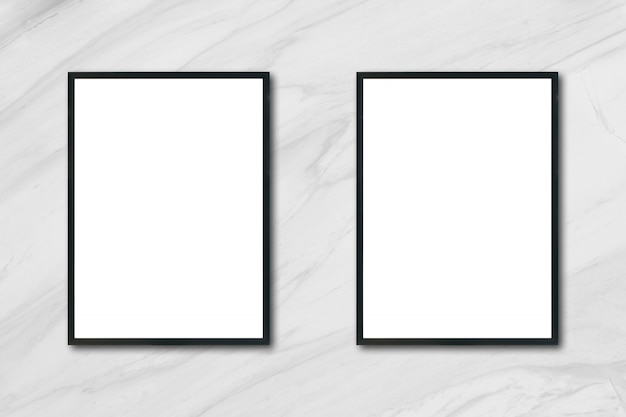 Mock up leere Plakat Bilderrahmen hängen auf weiß Marmor Wand im Zimmer - kann verwendet werden Mockup für Montage Produkte Display und Design Key visuellen Layout.