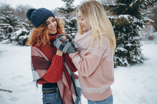 Mode geht hübsche Park Freundschaft