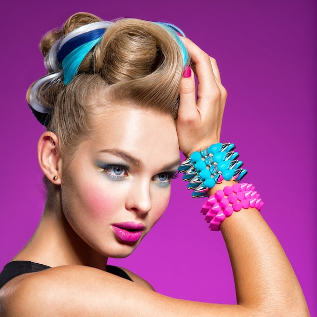 Mode-Modell mit hellem Make-up und kreativer Frisur Frau mit Mode-Make-up Nahaufnahmeporträt
