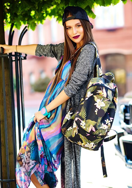 Mode stilvolle schöne junge Brünette Frau Modell im Sommer Hipster bunte Freizeitkleidung posiert auf der Straße
