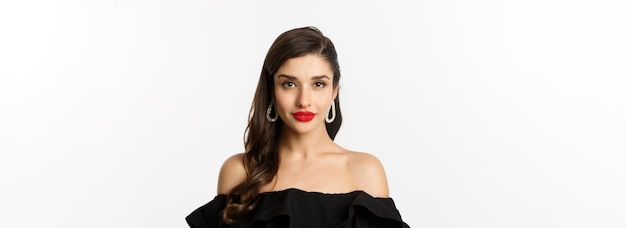 Mode- und Schönheitskonzept Nahaufnahme einer eleganten brünetten Frau mit Ohrringen in schwarzem Kleid und r