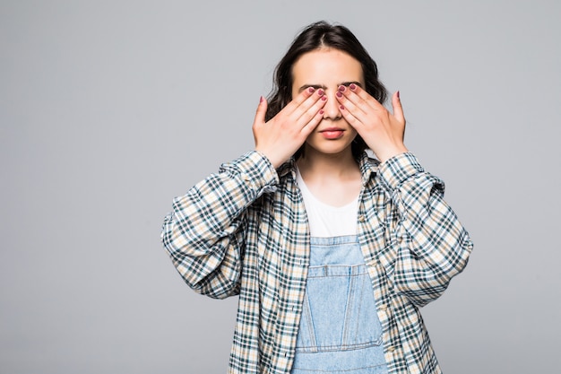 Mode ziemlich coole junge Frau schließt Augen süß lächelnd tragen Spaß haben