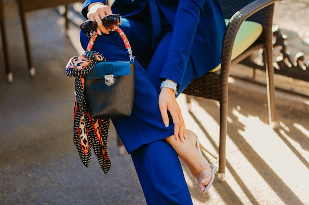 Modedetails und Accessoires der eleganten Frau im blauen Anzug