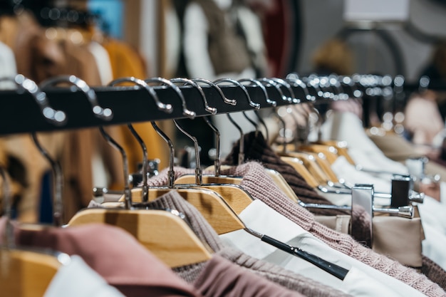 Kostenloses Foto modekleidung auf kleiderbügeln auf der messe