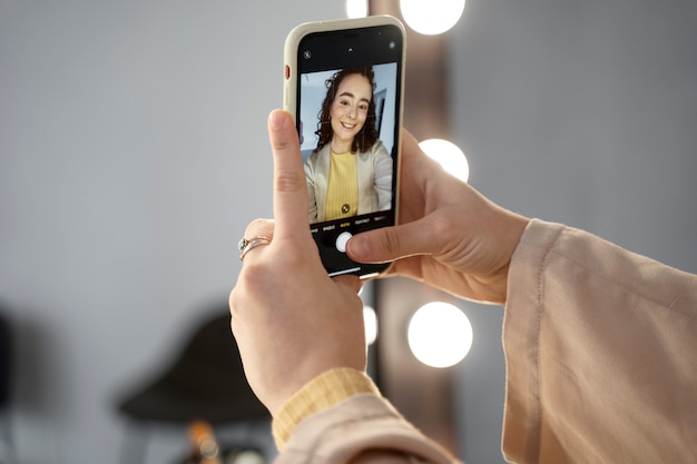 Model macht sich bereit für Fotoshooting