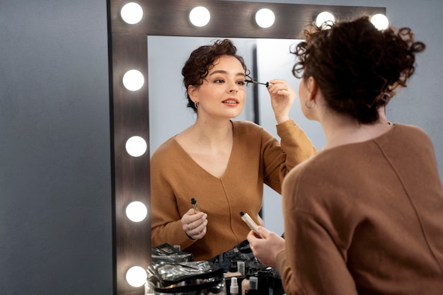 Model macht sich bereit für Fotoshooting