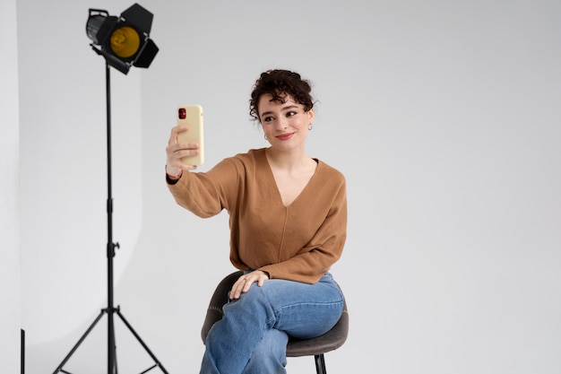 Kostenloses Foto model macht sich bereit für fotoshooting