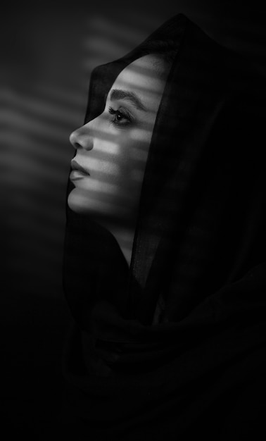 Model trägt schwarzen Hijab