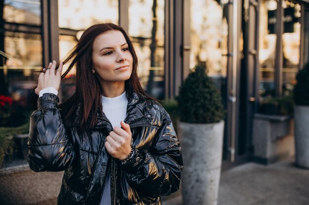 Modell der jungen Frau, das außerhalb der Straße aufwirft