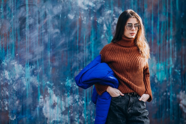 Modell der jungen Frau in der blauen Winterjacke