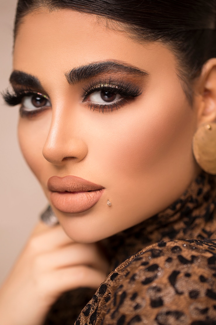 Kostenlose Foto modell mit langen wimpern und lippenfüllung