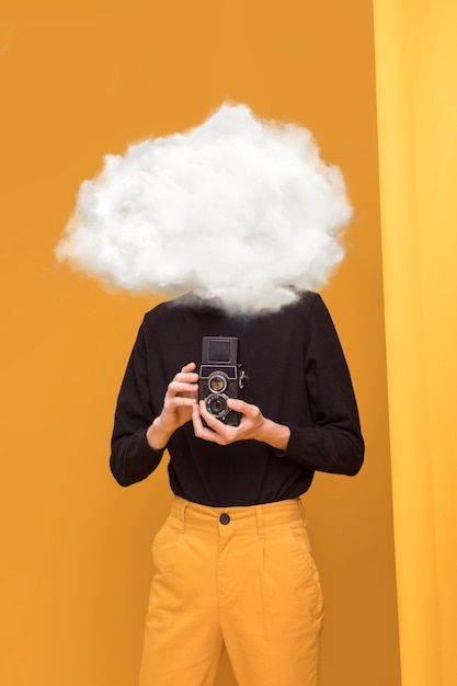 Kostenloses Foto modell mit mittlerem schuss, das mit wolkenförmigem kopf posiert