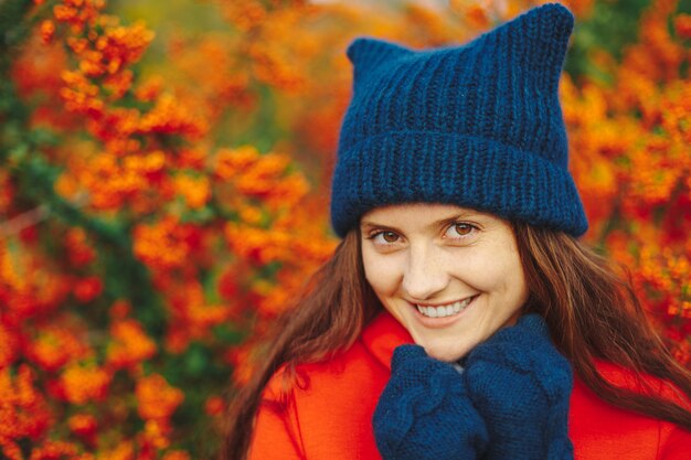 Modell mit stilvoller Wintermütze und Handschuhen