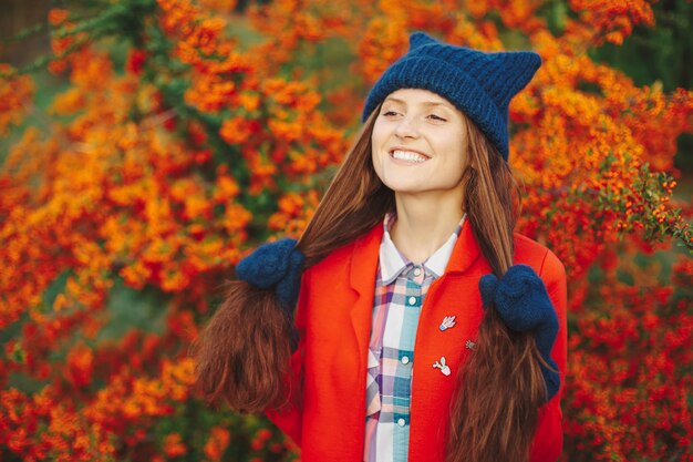 Modell mit stilvoller Wintermütze und Handschuhen