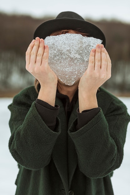 Kostenloses Foto modell posiert in winterkleidung bei tageslicht