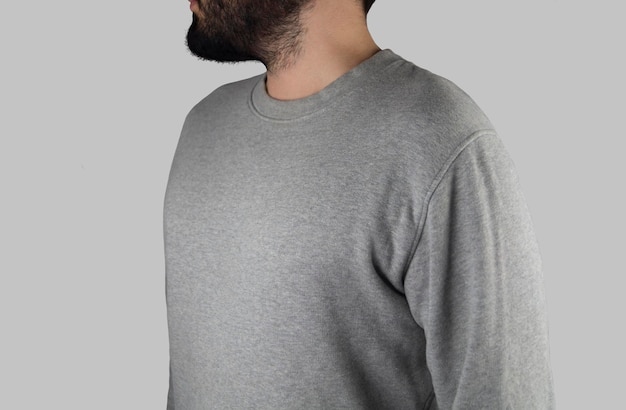 Modell trägt einen grauen pullover