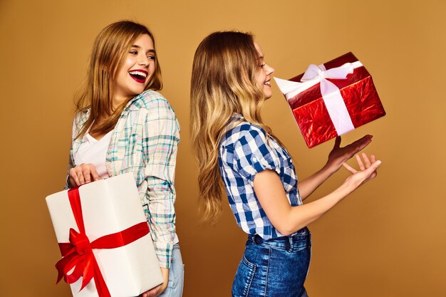 Modelle mit großen Geschenkboxen posieren