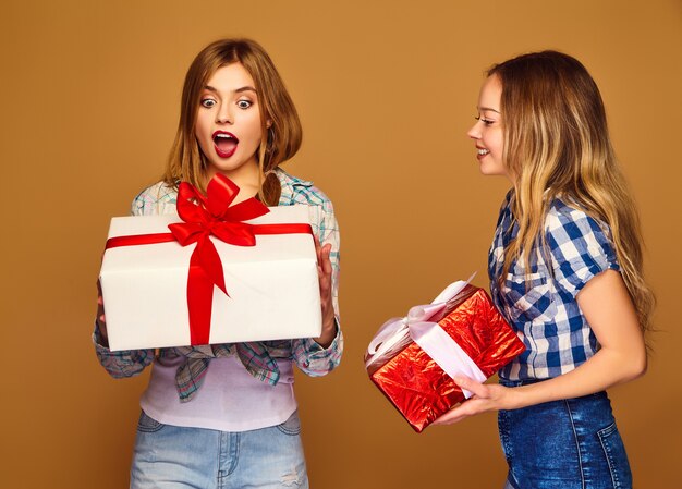 Modelle mit großen Geschenkboxen posieren