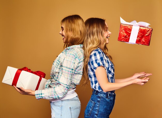 Modelle mit großen Geschenkboxen posieren
