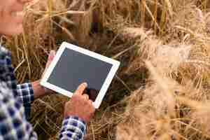 Kostenloses Foto modellwinkel-ansichtmann mit einer tablette