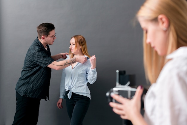 Models und Fotografen, die sich für das Fotoshooting fertig machen