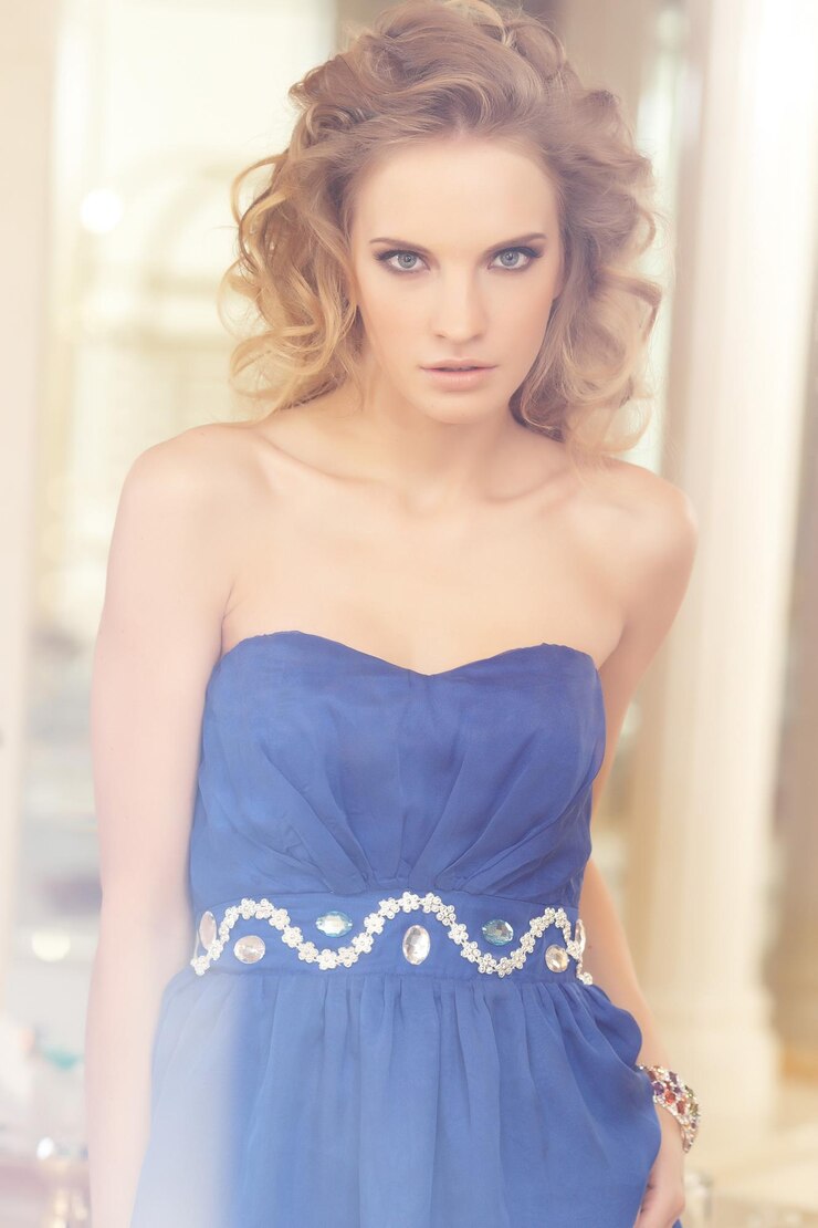 Kostenlose Foto modeporträt der blonden frau im blauen kleid
